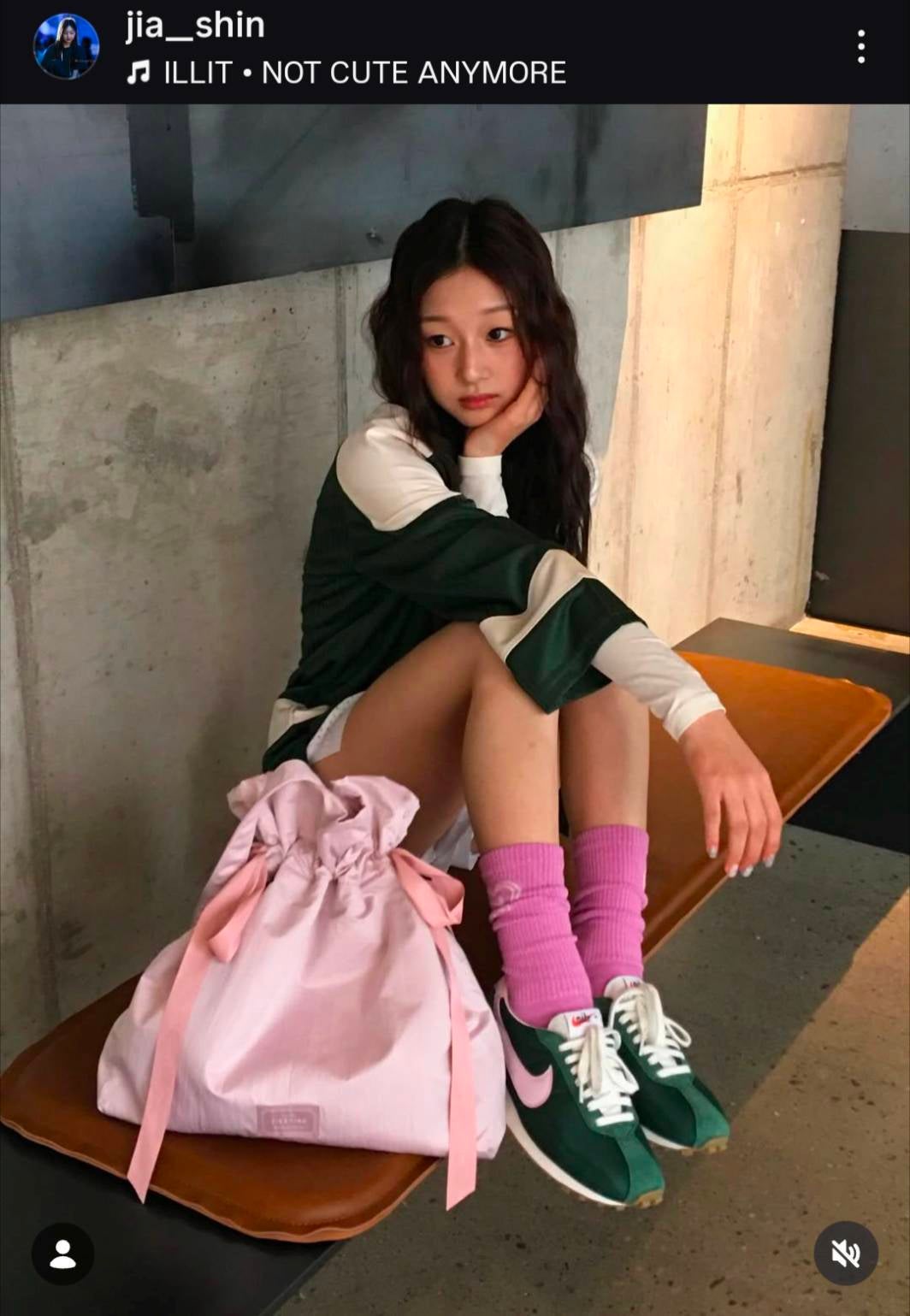 オフショットを公開したジア。写真：公式インスタグラム（@jia__shin）