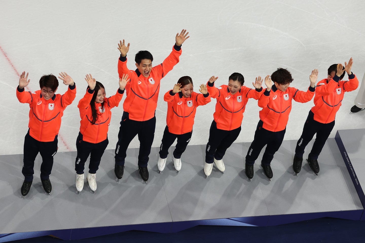 何にも覆われていないという表彰台。(C)Getty Images