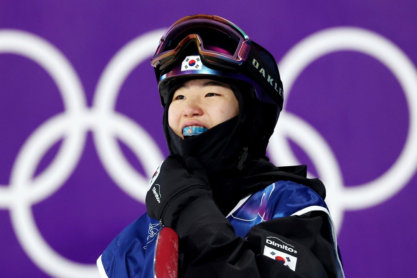 ボードを雪面に叩きつけたユ・スンウン。(C)Getty Images