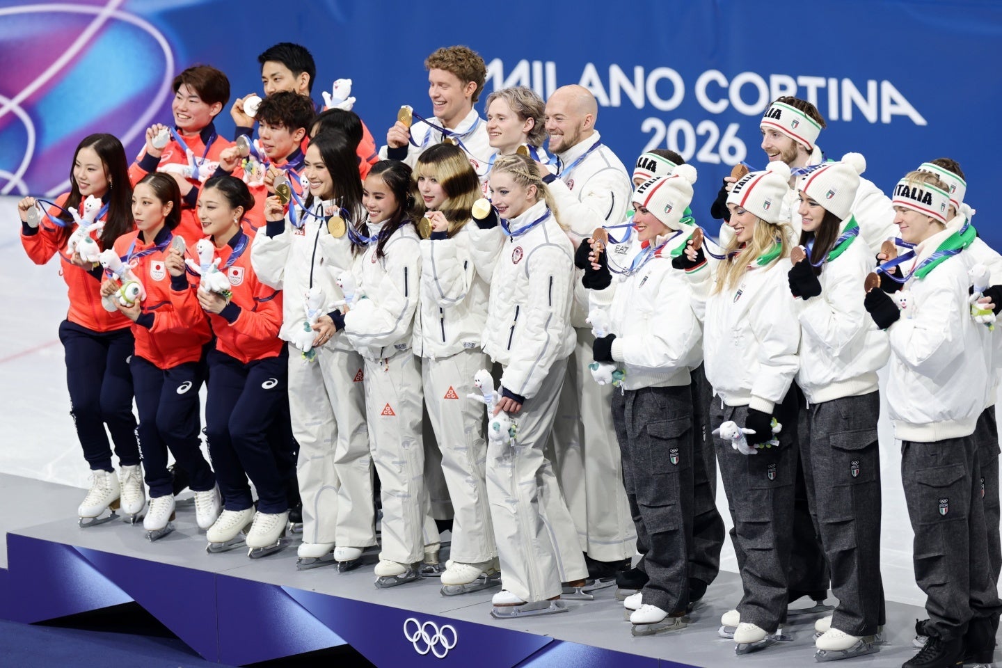 硬い表彰台のうえでジャンプもしたという米代表。刃は大丈夫か。<br />
たしかに３か国とも刃がむき出しの状態で乗っているように見えるが。(C)Getty Images