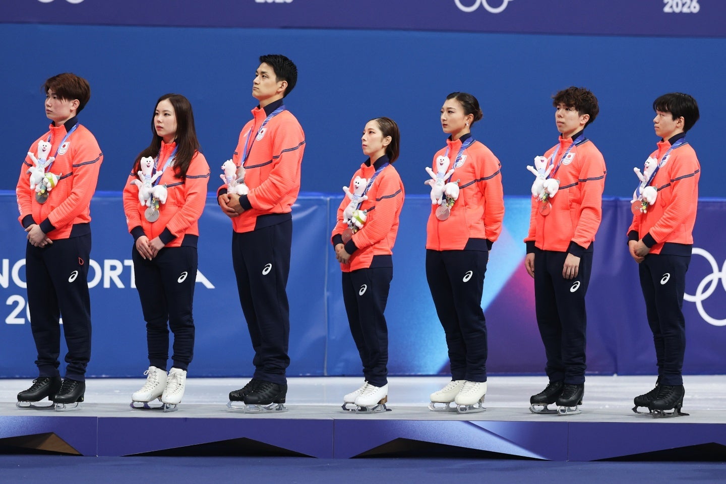 フィギュアスケート団体戦の表彰式。日本選手の胸元には大会マスコットの「ティナ」がぶら下がった。(C)Getty Images