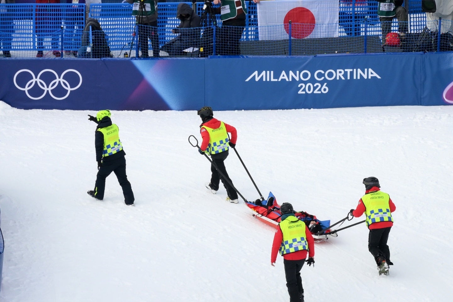 中国の劉佳宇は着地に失敗。担架で搬送された。(C)Getty Images