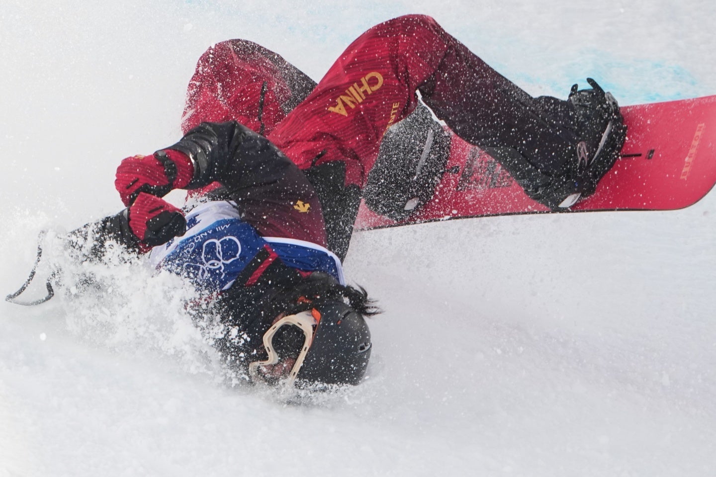 平昌五輪の中国代表リウ・ジャーユーが頭から雪上に直撃した。写真：AP/アフロ