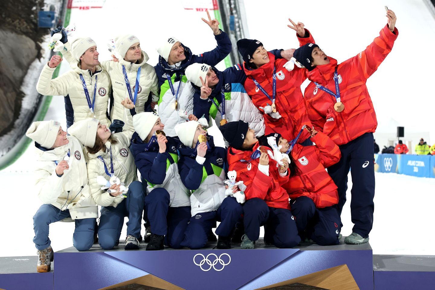 ジャンプ混合団体の表彰式。二階堂（右端）が撮影者を任された“12人ショット”の出来栄えやいかに!? (C)Getty Images