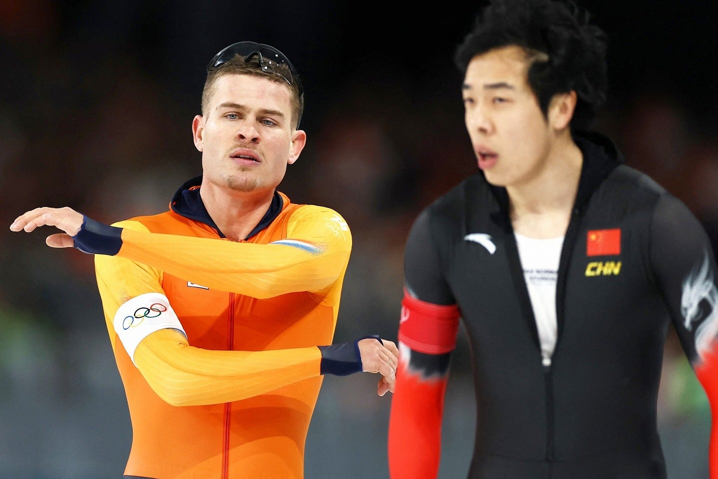 接触した廉（右）に怒りをあらわにしているベンネマルス（左）。(C)REUTERS/AFLO