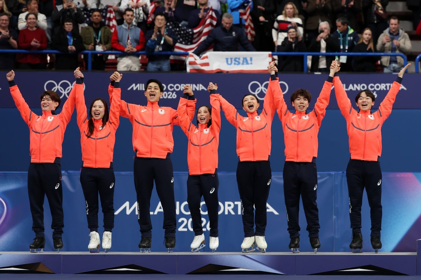 フィギュア団体で銀メダルに輝いた日本は会場の歓声に応えた。(C)Getty Images