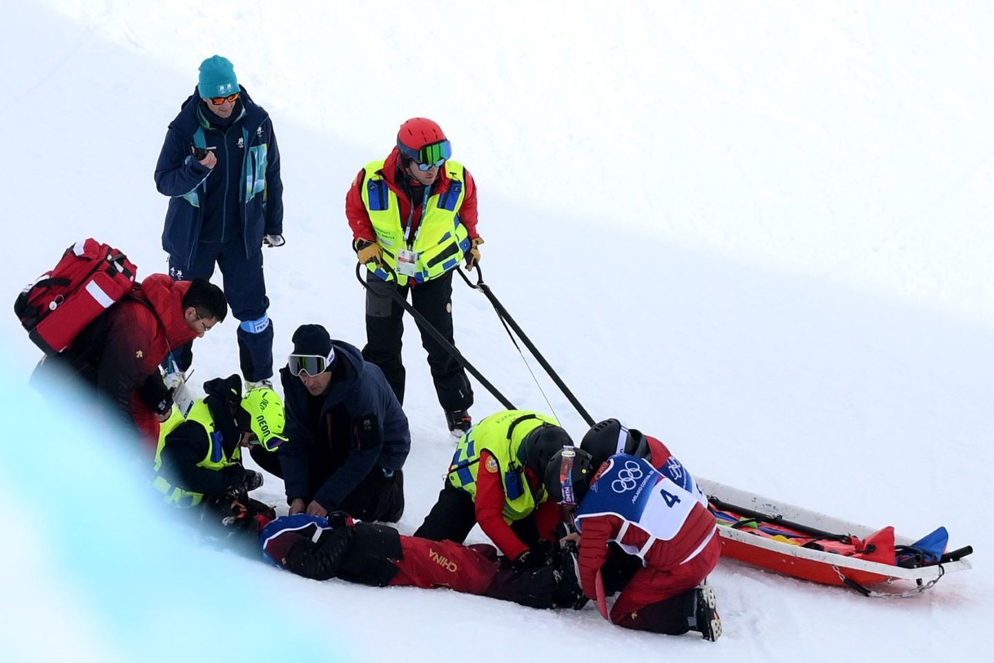転倒し担架で搬送された劉佳宇。(C)Getty Images