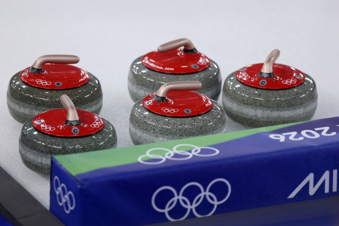 カーリング。日本の初戦で対戦相手のユニホームが注目を集めた。(C)Getty Images