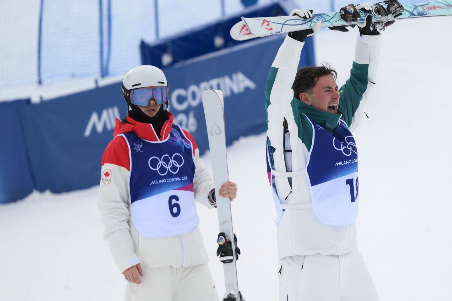 レース直後はスキーを投げつけるなど悔しそうなそぶりを見せたキングズベリー（左）だが、表彰式では笑顔を見せていた。(C) Getty Images