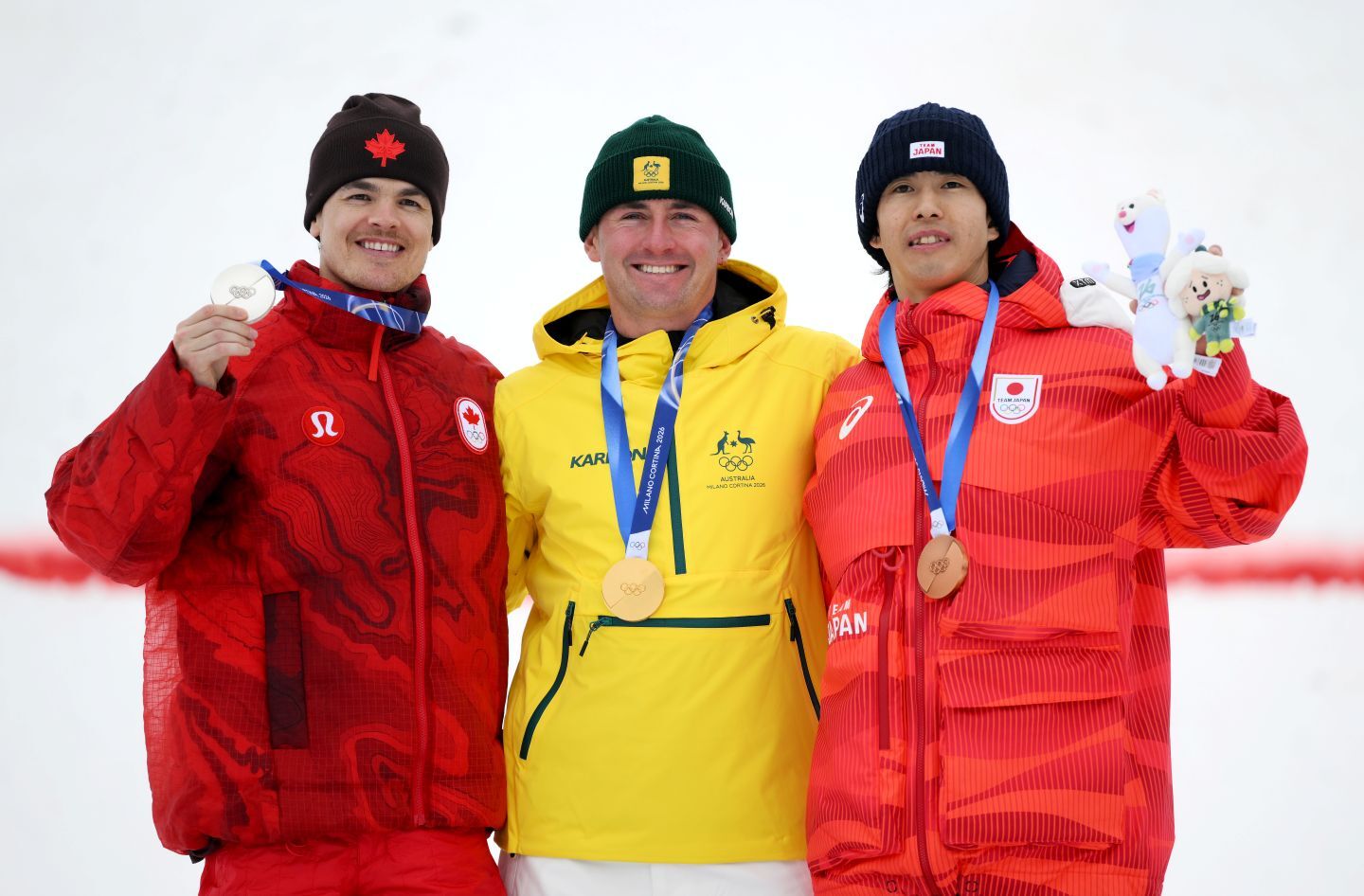 男子モーグルのメダリストたち。左からキングズベリー、ウッズ、堀島。(C) Getty Images