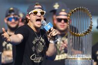 SNSでドジャースとの再契約を発表したキケ。“お祭り男”は１年450万ドルでチームさ３連覇に臨む。(C)Getty Images