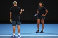 良かれと思った一言が、実は成長の芽を摘んでいるかもしれない。選手の可能性を広げる鍵は「問いかけ」にある（※写真はイメージ）。（C）Getty Images