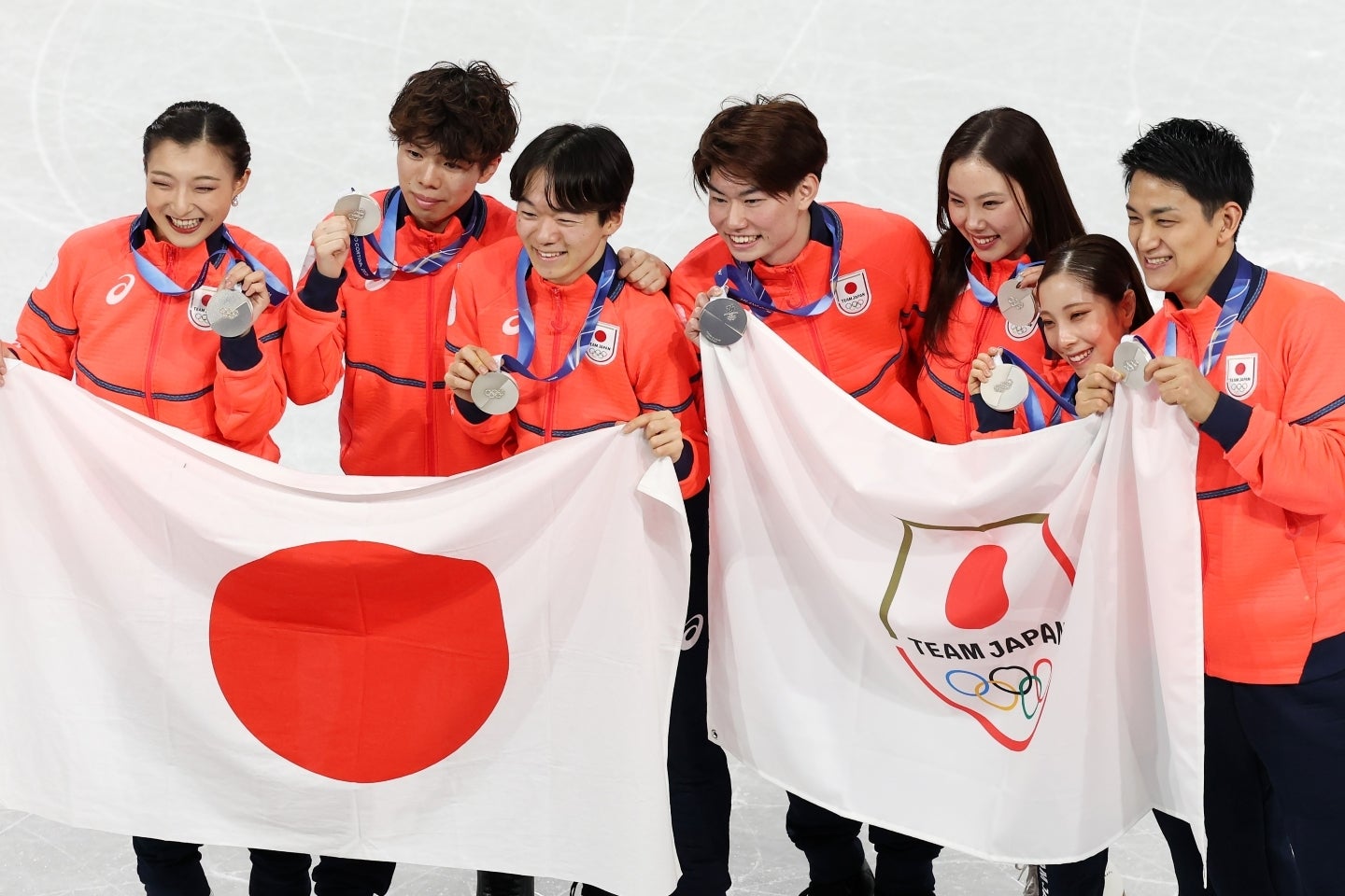 練習拠点のヴァレーゼで地元市民と交流した日本フィギュア代表チーム。(C)Getty Images