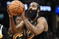 ハーデンは直近５年間で４度のトレードを経験。フランチャイズプレーヤーとは真逆の道を歩く。(C)Getty Images