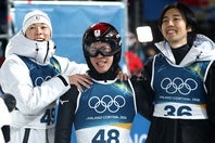 ノーマルヒル銅メダルの二階堂蓮（中央）。ラージヒルでは銀メダルを手にした。(C)Getty Images