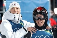 銀メダルを獲得した二階堂（右）とスーパーチームでの金メダル獲得を誓った小林（左）。(C)Getty Images