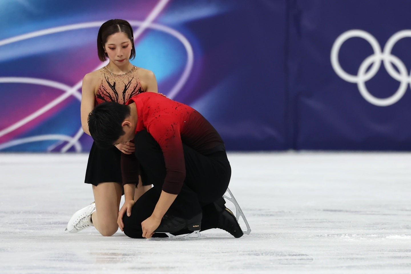 演技後、うなだれる木原を三浦は慰める。(C) Getty Images