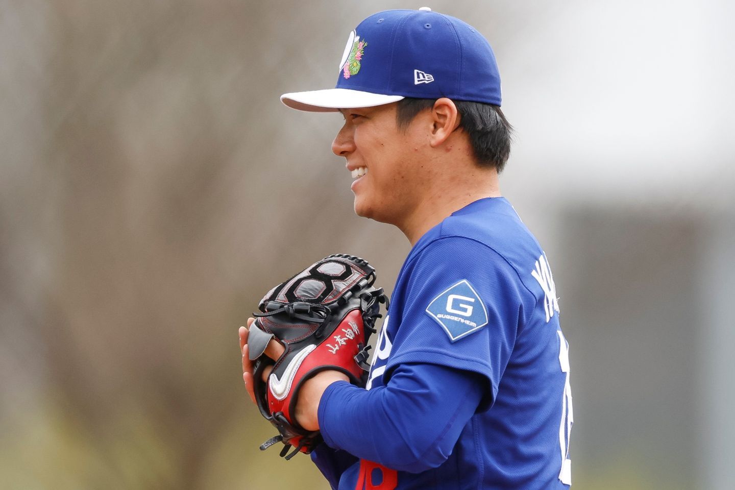 山本が新シーズンへ向けて新たなグローブを使用する。(C) Getty Images