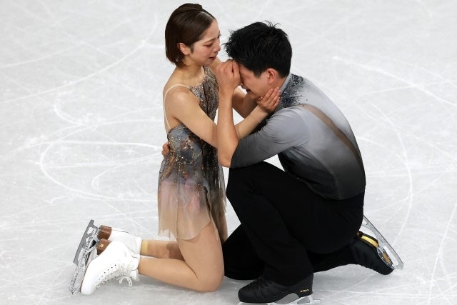 りくりゅうが世界の頂点に立った。演技後には感極まる姿もあった。(C)Getty Images