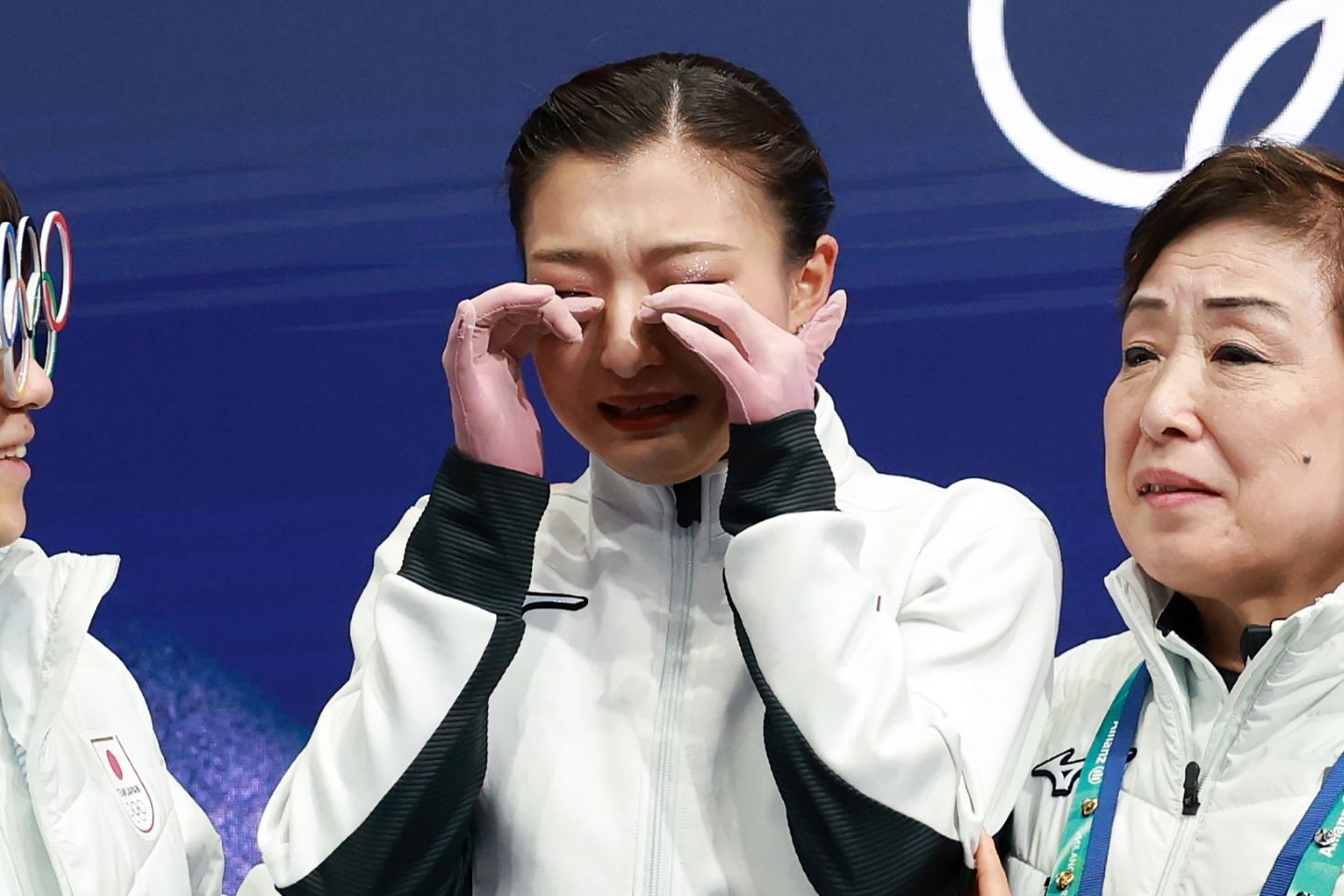 団体戦のフリー演技後などでも泣いていた坂本。りくりゅうのペアフリー演技にも感涙した。(C) Getty Images