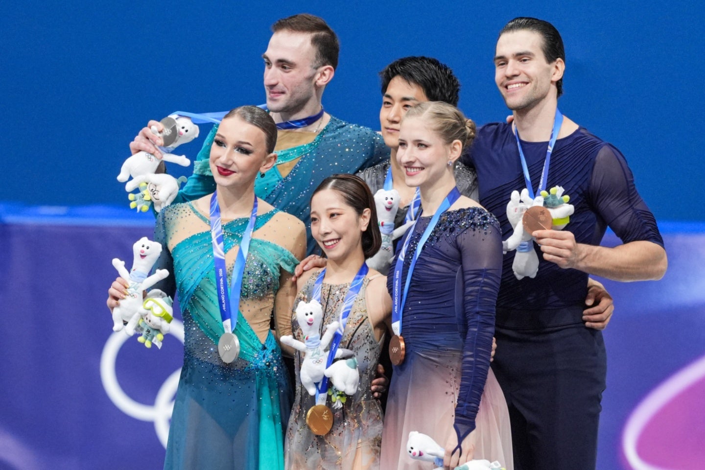 ペアの表彰式。よ～く見ると、ある違和感が…。(C) Getty Images