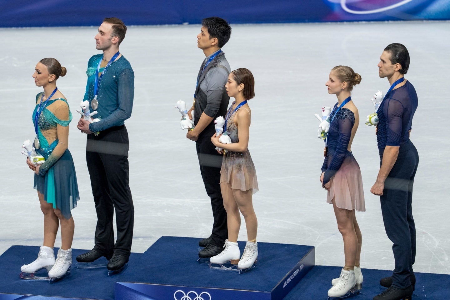 表彰式でマスコットを胸元にぶら下げるドイツペア。(C) Getty Images