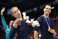 おどけた表情を見せるドイツ代表のハーゼ（手前）。この時点ではしっかり“彼女”を握りしめていたが…。(C)Getty Images