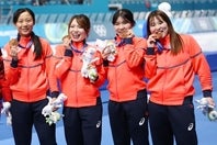 左から髙木、佐藤、野明、堀川は銅メダルを手に笑顔を浮かべた。(C)Getty Images