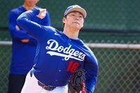 新グローブを身に着けた山本由伸がキャンプで順調な調整を見せている。(C) Getty Images