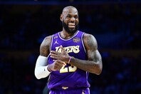 かつてのライバルが、41歳を迎えても第一線でプレーするレブロンを称賛した。(C)Getty Images