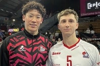 ミラノ時代にタッグを組んだセッターのパオロ・ポッロとフレームに収まった石川。写真：佳子S.バディアーリ