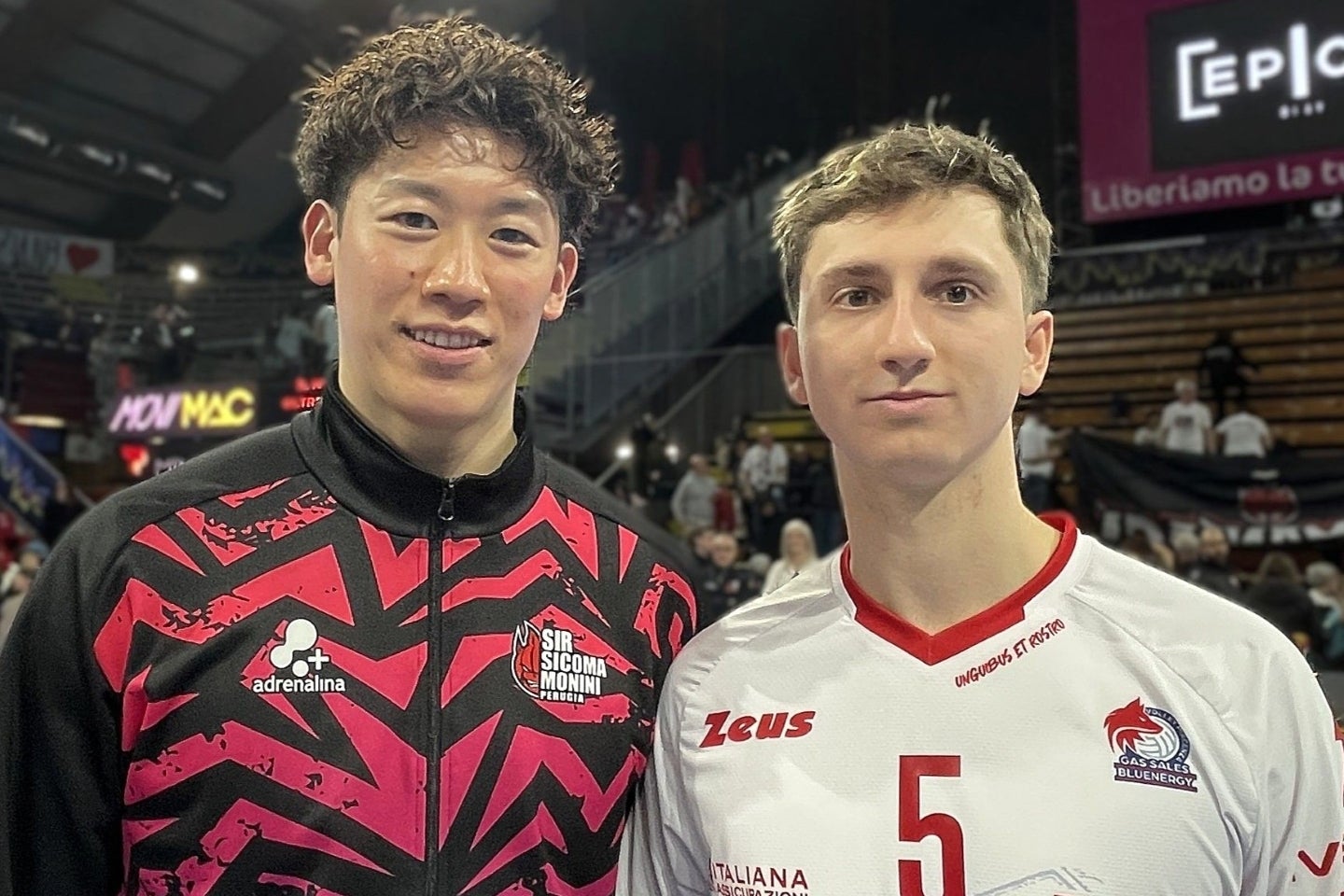 ミラノ時代にタッグを組んだセッターのパオロ・ポッロとフレームに収まった石川。写真：佳子S.バディアーリ