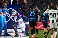 「女王」ブリニョネにひざまずき勝利を称える五輪（左写真）と、疑惑のシミュレーションで敵を退場に追い込んだセリエA（右写真）。