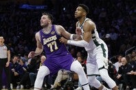 ヤニス(右)とドンチッチ(左)のコンビは魅力的だが、実際に噛み合うかどうかは…。(C)Getty Images