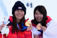 女子スロープスタイルで金メダルを獲得した深田（左）と村瀬（右）。(C)Getty Images