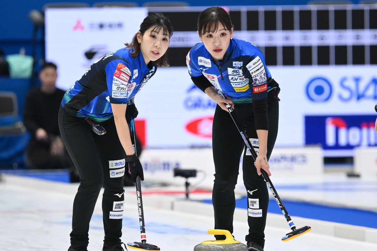 ロコ・ソラーレの吉田知那美（右）＆夕梨花（左）。珍しく姉妹揃ってのテレビ出演を果たした。(C)JCA