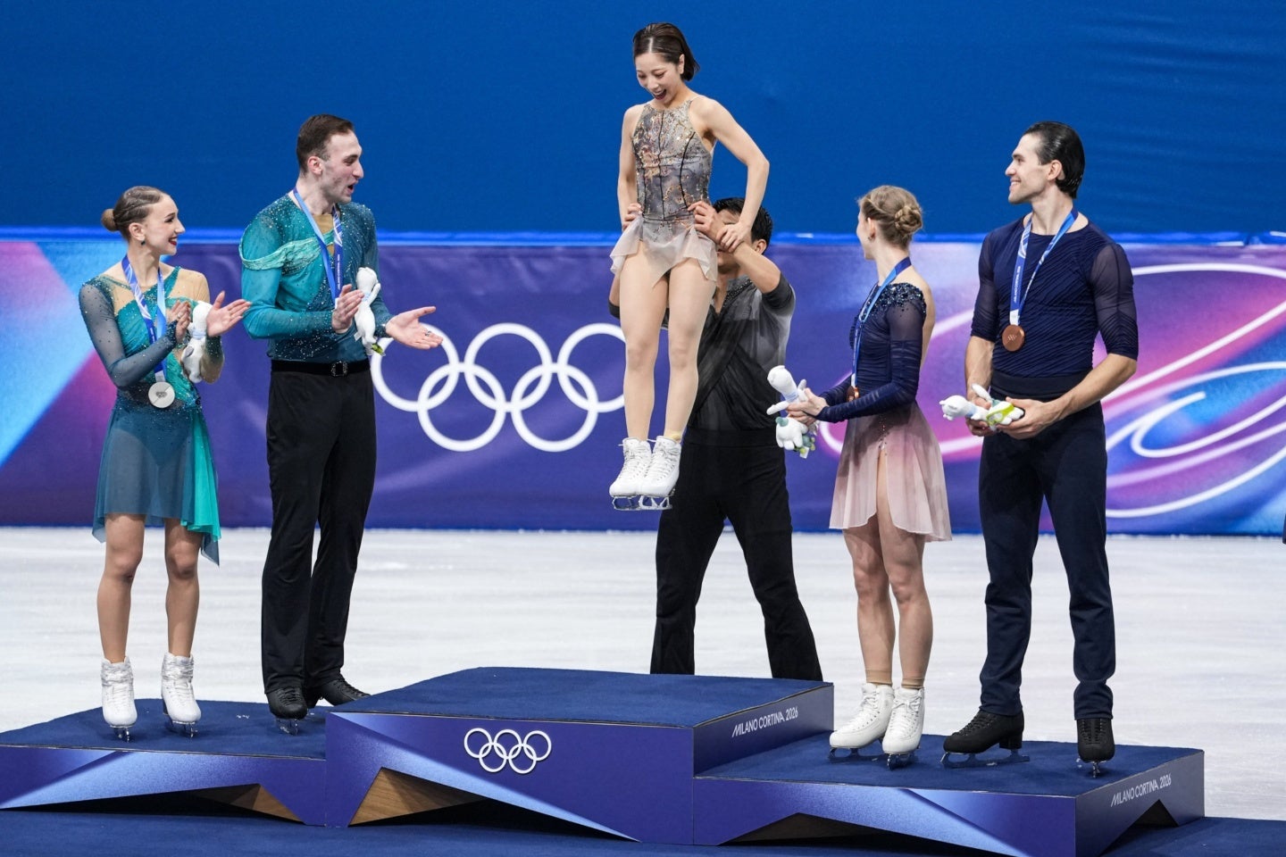 表彰台に三浦を持ち上げて乗せてあげた木原。(C)Getty Images