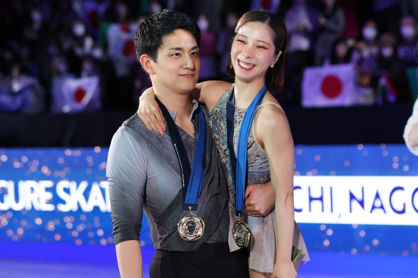 木原運搬され、笑顔を浮かべる三浦。写真：永島裕基