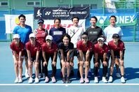 沖縄で開催された「リポビタン Presents 伊達公子×YONEX PROJECT ～Go for the GRAND SLAM～」の４期生と伊達公子さん（前列中央）ら指導陣。写真提供：ヨネックス