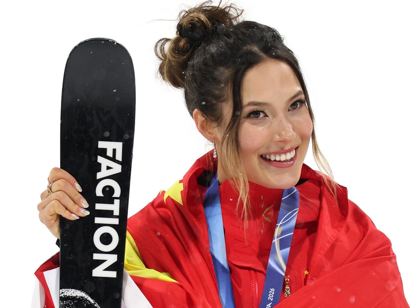 中国国旗をまとって表彰台に立ったアイリーン・グー。(C)Getty Images