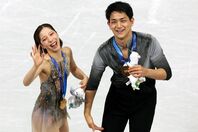 話題沸騰のりくりゅう。大物アイドルとの３Ｓとともに、気になる“必需品”を初めてお披露目した。(C)Getty Images