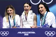 望外のスコアに絶叫するザウター（中央）。28歳で初めて五輪の檜舞台に立った。(C)REUTERS/AFLO