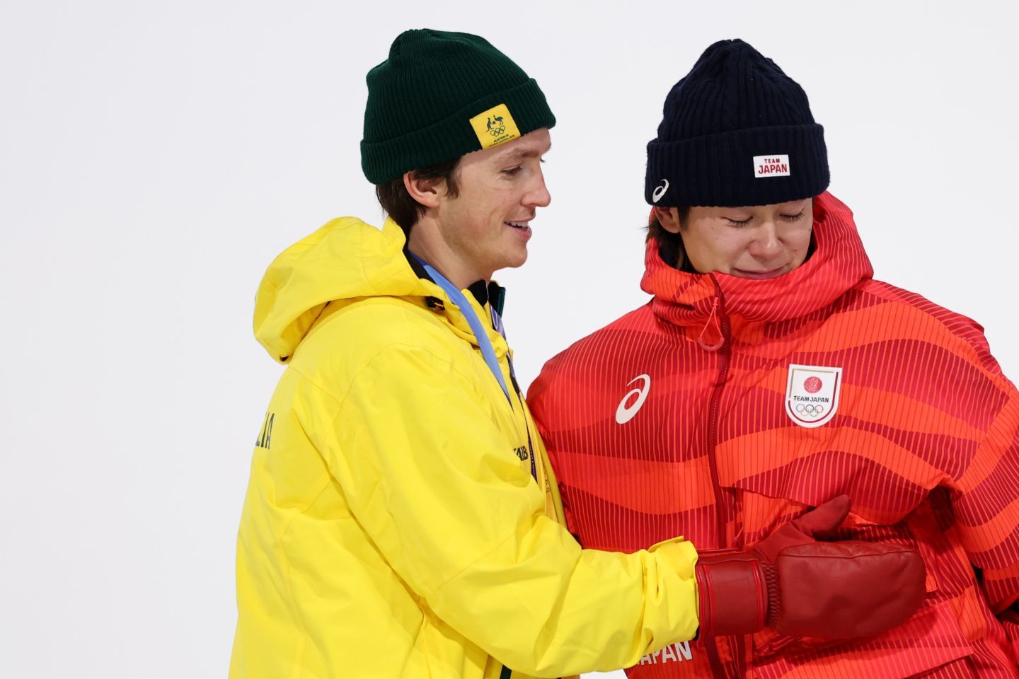 スノーボード男子ハーフパイプで銀メダルを獲得したジェームズ（左）。(C) Getty