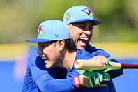 ジョージ・スプリンガーと新加入の岡本がじゃれ合う。ともに打線の主軸を担うことになるか。(C) Getty Images