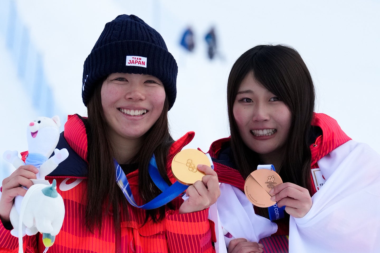スロープスタイルで金メダルの深田（左）と女子ビッグエアを制し、スロープスタイルで銅メダルを獲得した村瀬（右）。(C)Getty Images