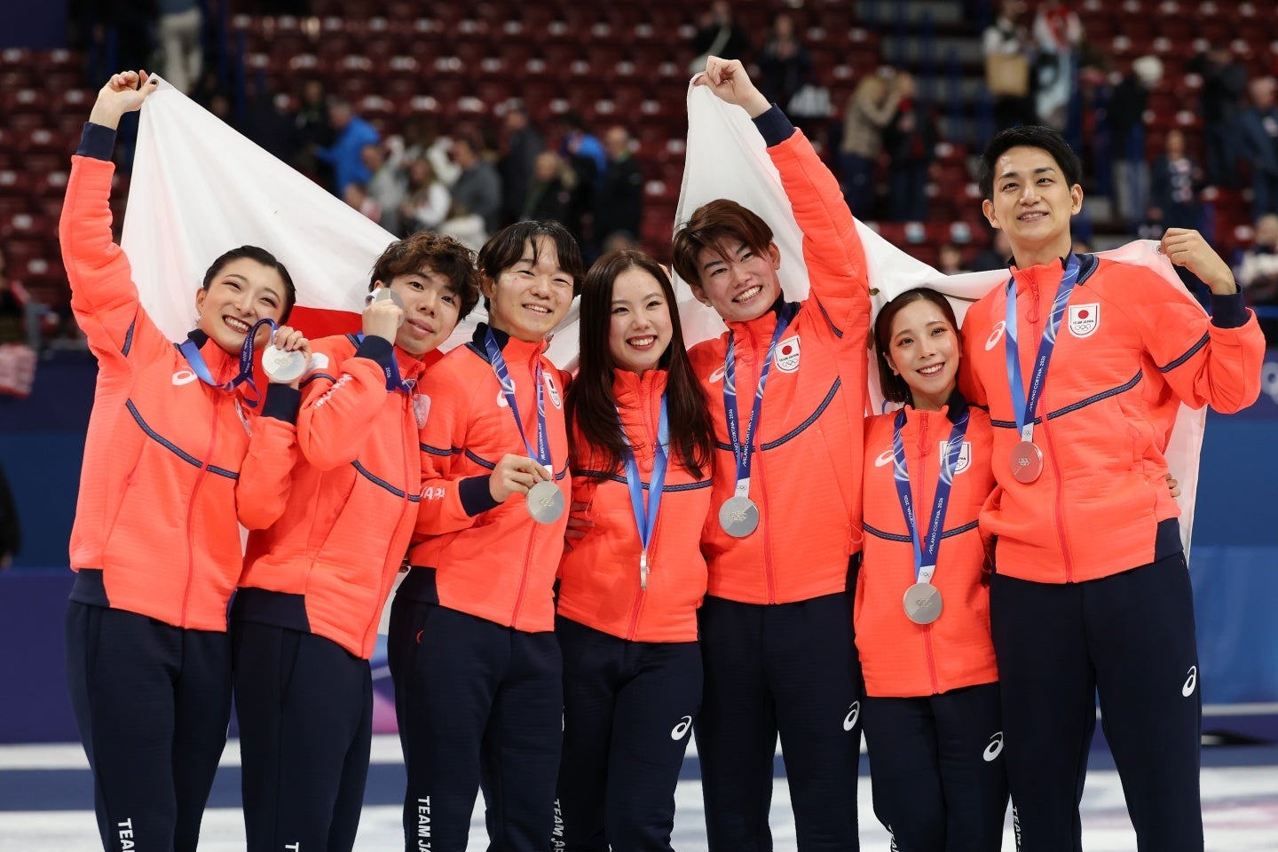フィギュア団体戦で銀メダルを獲得した日本。(C) Getty Images