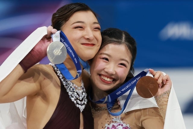 女子フィギュアでともに表彰台に立った坂本（左）と中井（右）。(C)Getty Images