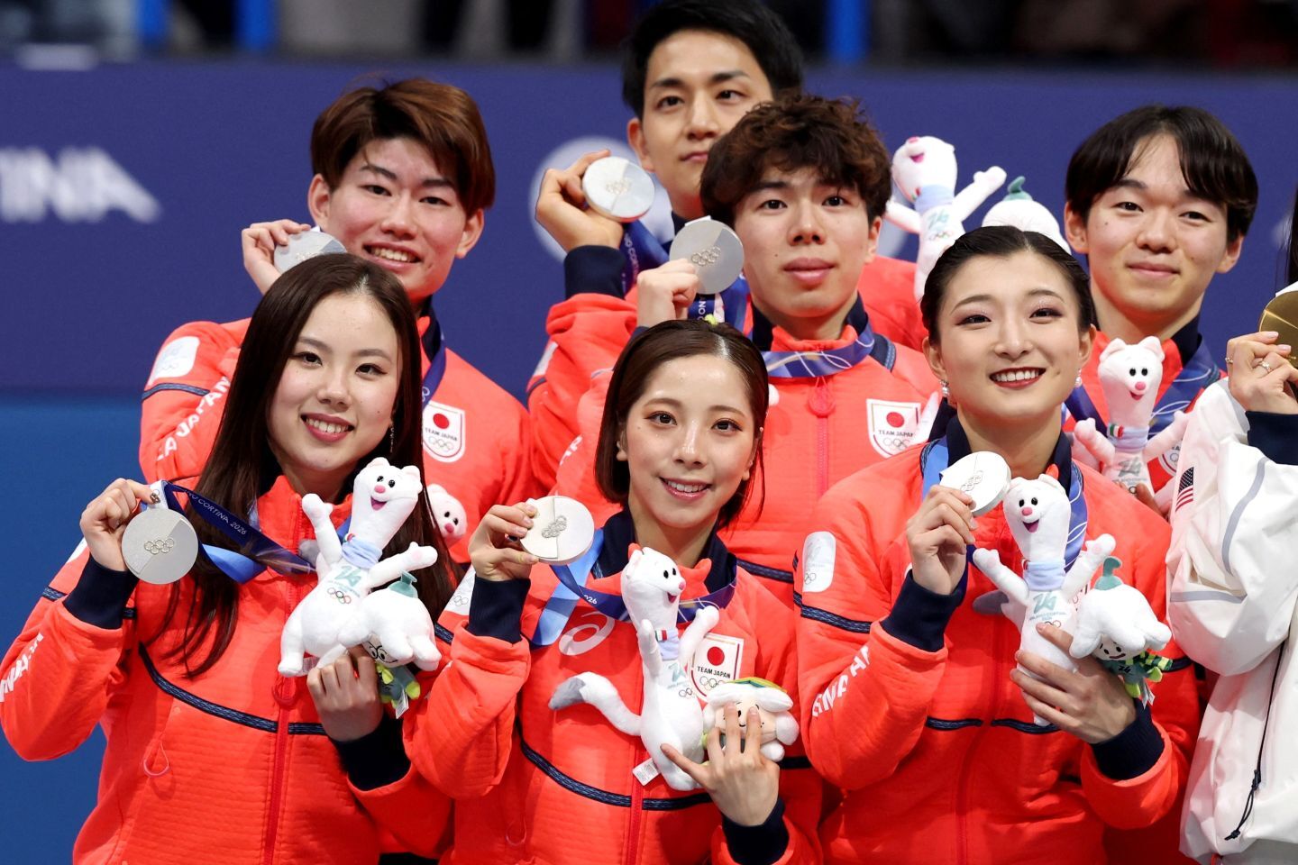 フィギュア団体で銀メダルを獲得した日本代表メンバー。過去最多となる合計６つのメダルを掴んだ。（C)REUTERS/AFLO