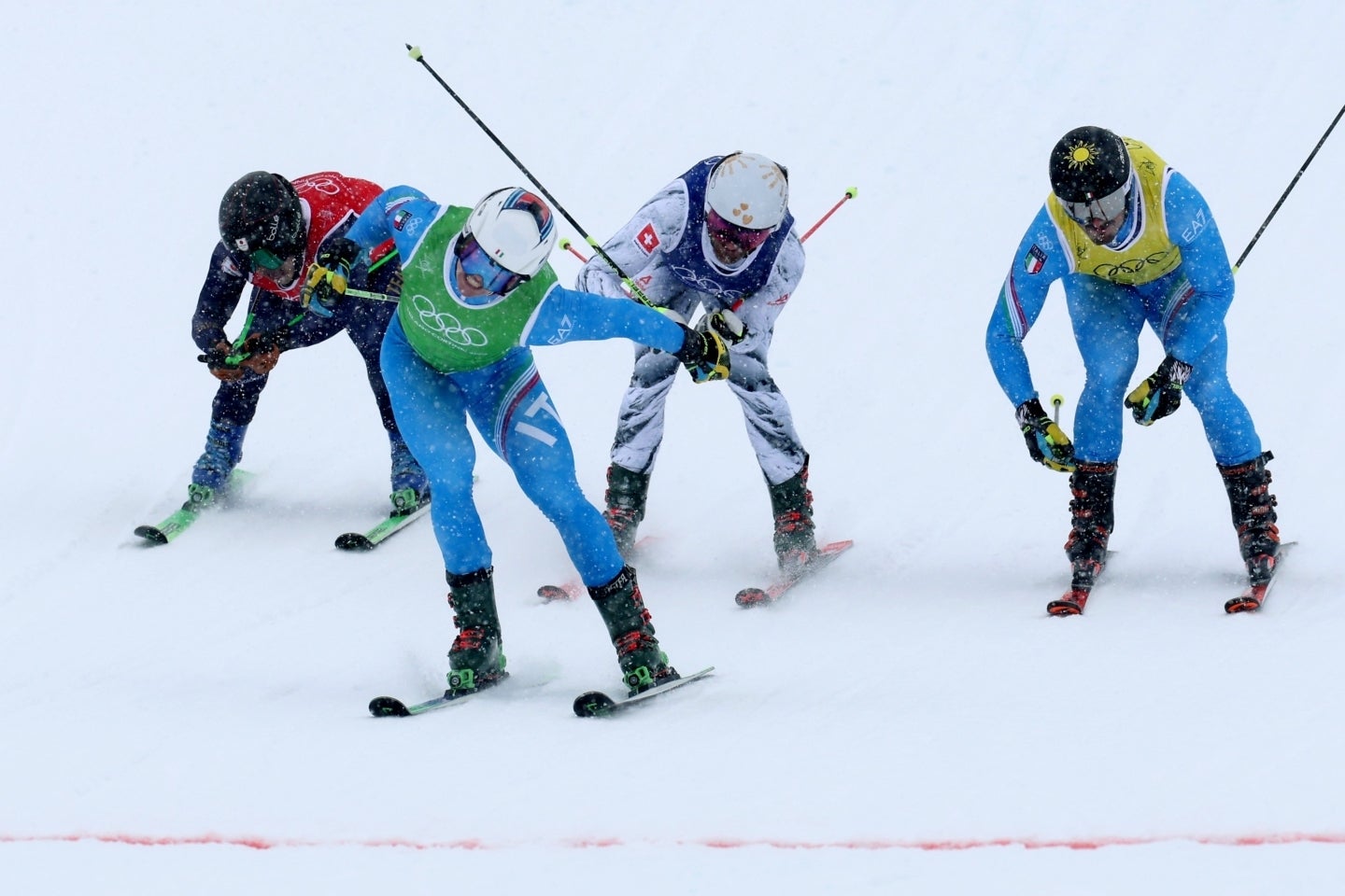 スキークロス決勝、赤いゴールラインに向かって２～４番手の選手がなだれ込み、古野（左）はわずかの差で４位だった。(C)Getty Images