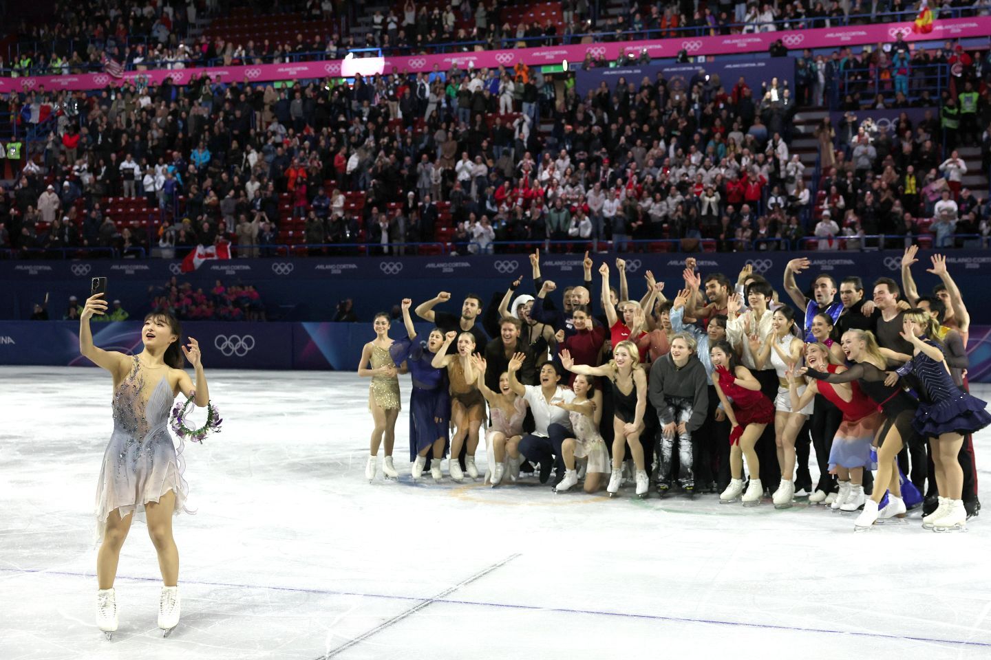 坂本（左端）のセルフィーに笑顔で収まる全出演者たち。今季で引退するレジェンドへの敬意が満ちていた。(C)Getty Images